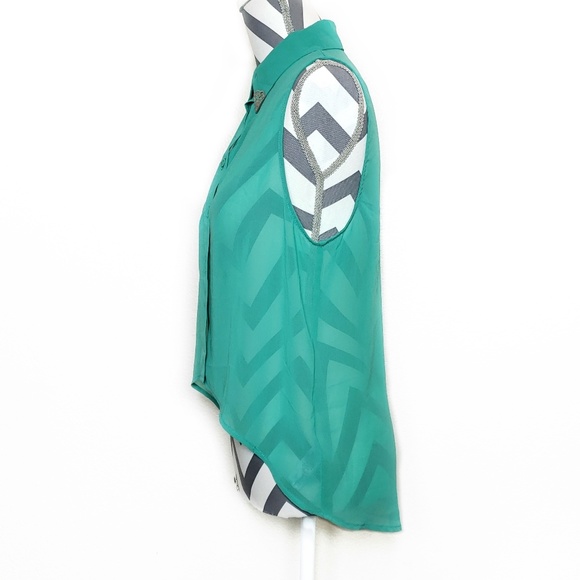 Split neck sleeveless blouse - Picture 3 of 4